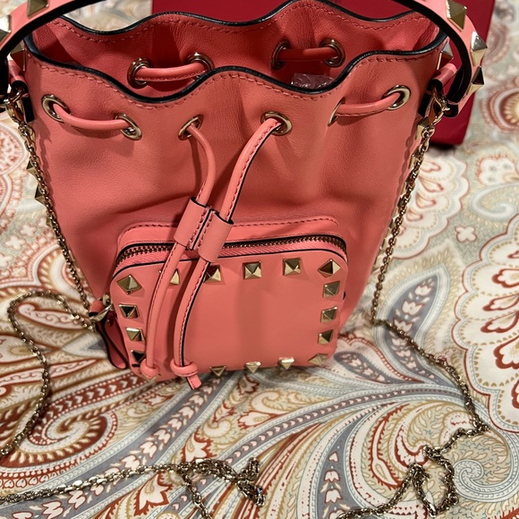 New Authentic Valentino Rockstud nano bucket bag/crossbody - Picture 2 of 6